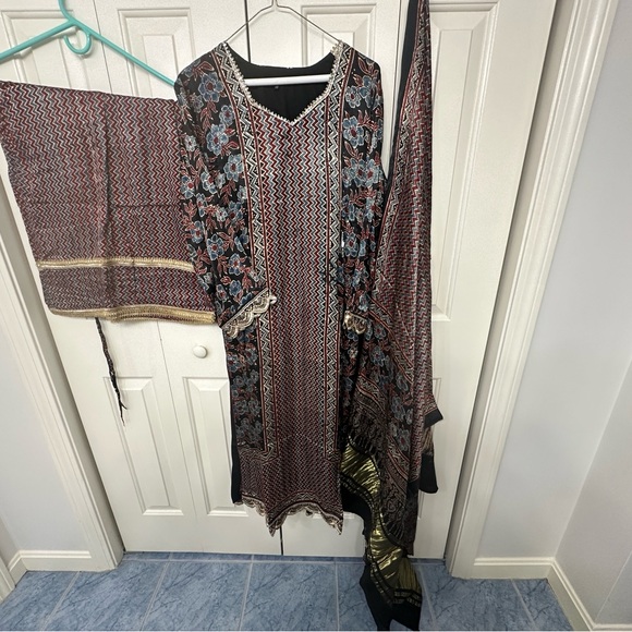 Elegant Black and Red Patterned Dress with beautiful lagdi patta Dupatta 23” - Picture 2 of 12